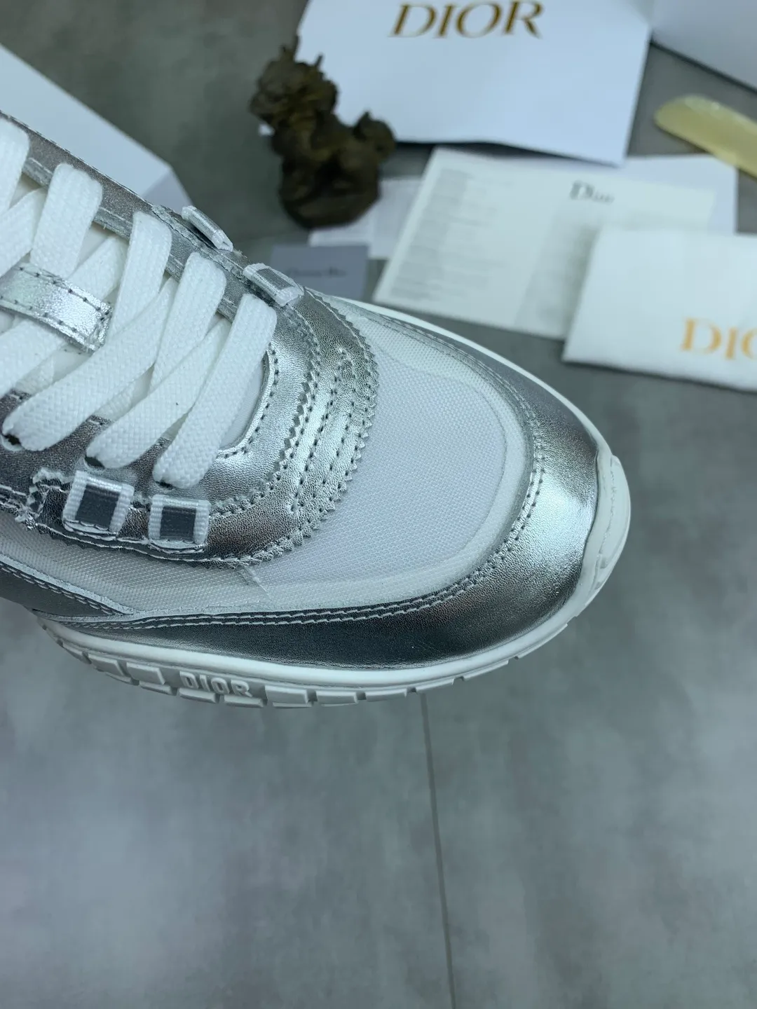 Men's men's shoes P560 new Dior Tech sneakers 2026 early spring series new products, with fashionable details, highlighting retro aesthetics. The light beige anti-suede cow leather upper is spliced ​​with apricot transparent mesh fabric on the side. The upper window edge is adhered with high-frequency flat ironing and back-pressure. It replicates the original craftsmanship, making it beautiful and comfortable without falling off. The interior is made of sheep lining of the same color and is soft and comfortable. The heel and tongue are embellished with the Paris logo. The textured TPU soles with the same color logo. The high-end version is exquisitely packaged with an airplane box, adding to the high-end style. Color: 4️⃣colors available Size: Female 35-41 Male 39-46
